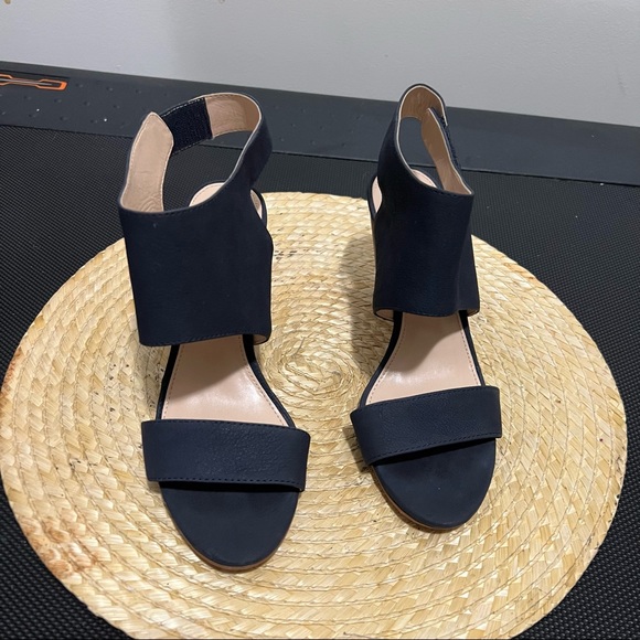 Vince Camuto Chic Minimalist Leather Evisa Sandals Heel - Picture 5 of 12